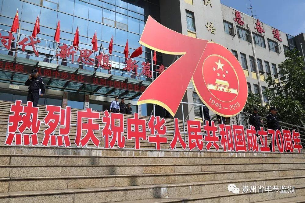 贝索斯53岁未婚妻罕见跟哈里同框,还盛赞了王子,双双获奖惹争议